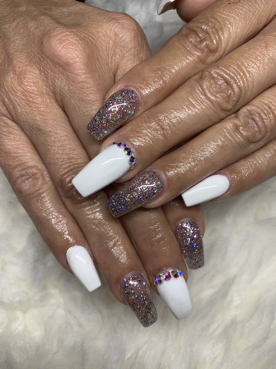 _thenailbitch's tweet photo. 𝐖𝐡𝐢𝐭𝐞 &amp; 𝐒𝐡𝐨𝐨𝐭𝐢𝐧𝐠 𝐒𝐭𝐚𝐫 𝐆𝐥𝐢𝐭𝐭𝐞𝐫✨ 
ᴅᴍ ғᴏʀ ᴀᴘᴘᴏɪɴᴛᴍᴇɴᴛs 💅🏼
#WhiteNails #White #PurpleGlitter #GlitterNails #Swarovski #SwarovskiCrystals #MediumCoffin #CoffinNails #ItsALifeStyle #NailPro #Claws #TwitterNails #TheNailBitch 💁🏻‍♀️ https://t.co/1B3pZLjSyN