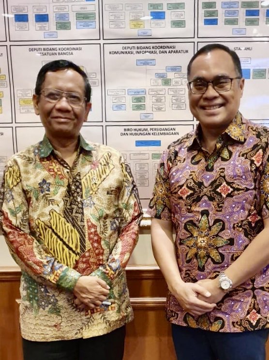 mohmahfudmd's tweet photo. Jumat, 3/1/2020, pagi kemarin mendapat kunjungan dari kawan lama dari kampus UGM dan UI: Pak Pratikno dan Pak Hikmahanto Juwana. Tukar pikiran dan sambil bernostalgia tentang kampus dulu dan kini. https://t.co/h8Weft3zax