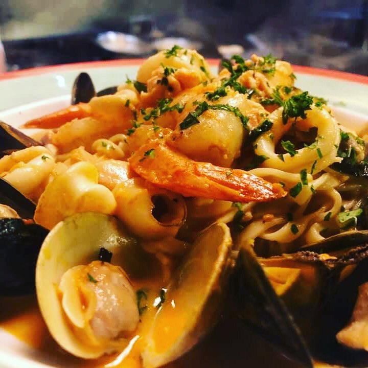 FumoAlto's tweet photo. A delicious way to make your Friday better: 
Seafood Linguine.
.
.
.
#eat #drink #relax #seafood #salads
#clarendonpizza #arlingtonpizza #pizzadeal #pasta #happyhour #eatlocal #pizza #pizzalover #eatpizza #holiday #christmas
#sangria #cheeseteak #friday #xms #stayarlington #afp https://t.co/jJLX29nPUC