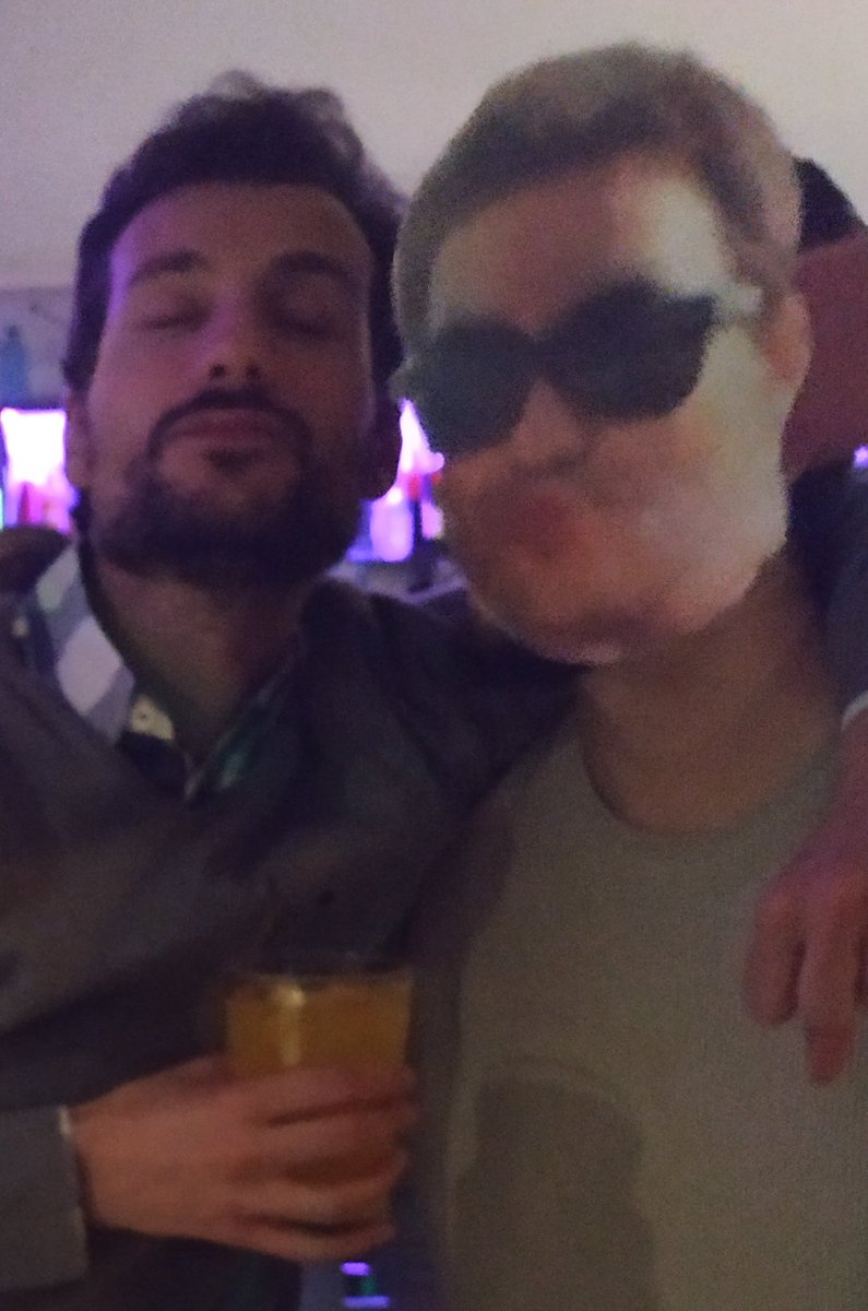 buripedia's tweet photo. Aquí con mi bro , hoy se #perrea https://t.co/rcIBoIARVC