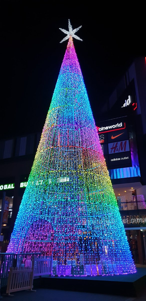 runwithandy's tweet photo. #Winterfest for the final time, beautiful!😀🎅🌲🌠🌌 #wembleypark #wembley #helloldo #london #brent #brent2020 #friyay #fridayfeeling #HappyFriday #January #January2020 https://t.co/A3m1V3tjlo