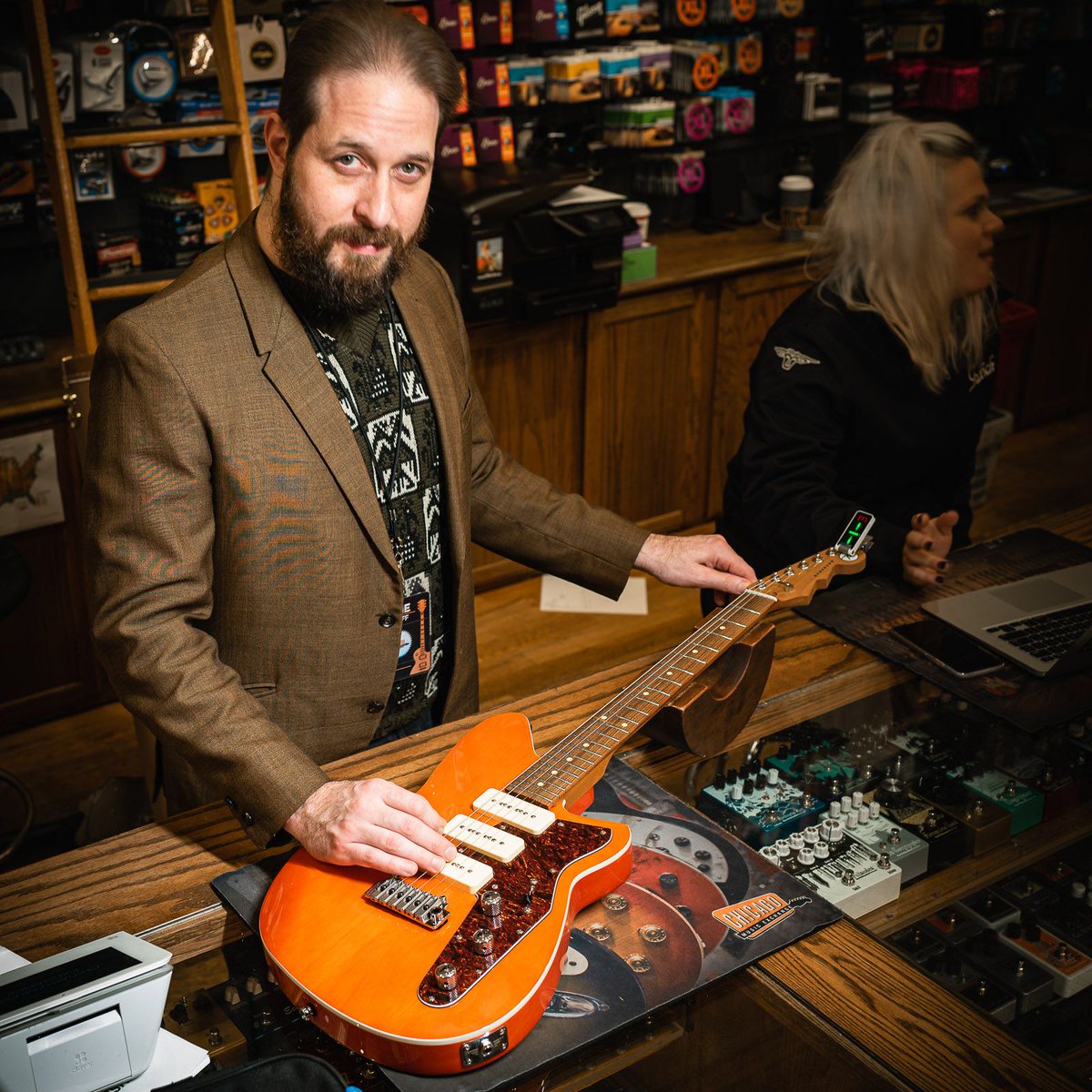 ChicagoMusicEx's tweet photo. Father Phil preaches the gospel of @ReverendGuitars. https://t.co/NwPMDcmiWI #chicagomusicexchange #reverend #jetstream390 #rockorange #gearwire #gearybusey #guitarspotter #guitarphotography #guitarsdaily #tonemob #knowyourtone https://t.co/jvsdFaL1fx