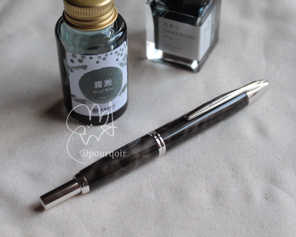 summer58511's tweet photo. Pilot Limited Edition
2012 Charcoal Marble
搭配的墨水是去年在 @pentonote_bunka 入手的限定墨水
NE6 Tohoku Bungu Lab
既然是木炭大理石
挑了山形縣的羽黑山色!
#Pilot #LimitedEdition #Capless #キャップレス #CaplessLimitedEdition #CharcoalMarble
#我是這樣亂買的
#万年筆沼 #インク沼 https://t.co/7IeX7XsyOn