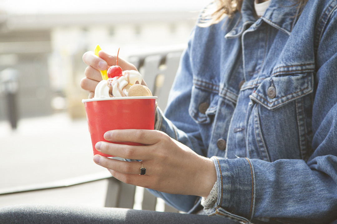 Weekend vibes equal ice cream vibes! 🍨 
       .
       .
       .
#weekendvibes #holidayvibes #icecreamvibes #froyo #frozenyogurt #icecream #softserve #papericecreamcup #icecreamspoon