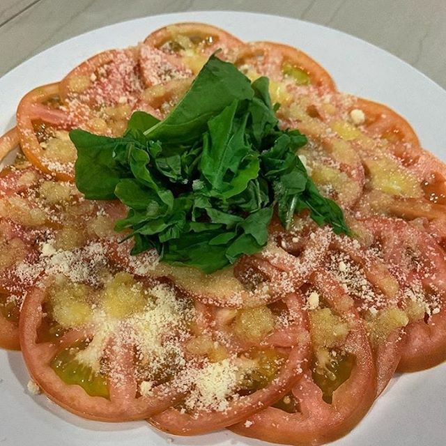 WaykaVE's tweet photo. #repost @patriciasborges ¿Una #ensalada diferente? Prueba preparar un #CarpaccioDeTomate 🍅🍅🍅 Tan sencillo como disponer en un plato rebanadas de tomate manzano (el que tenía) y preparar un aderezo con: dos dientes de ajo majados, una cucharada de ace… https://t.co/q9tKpWiXni https://t.co/CEcJyiU3br