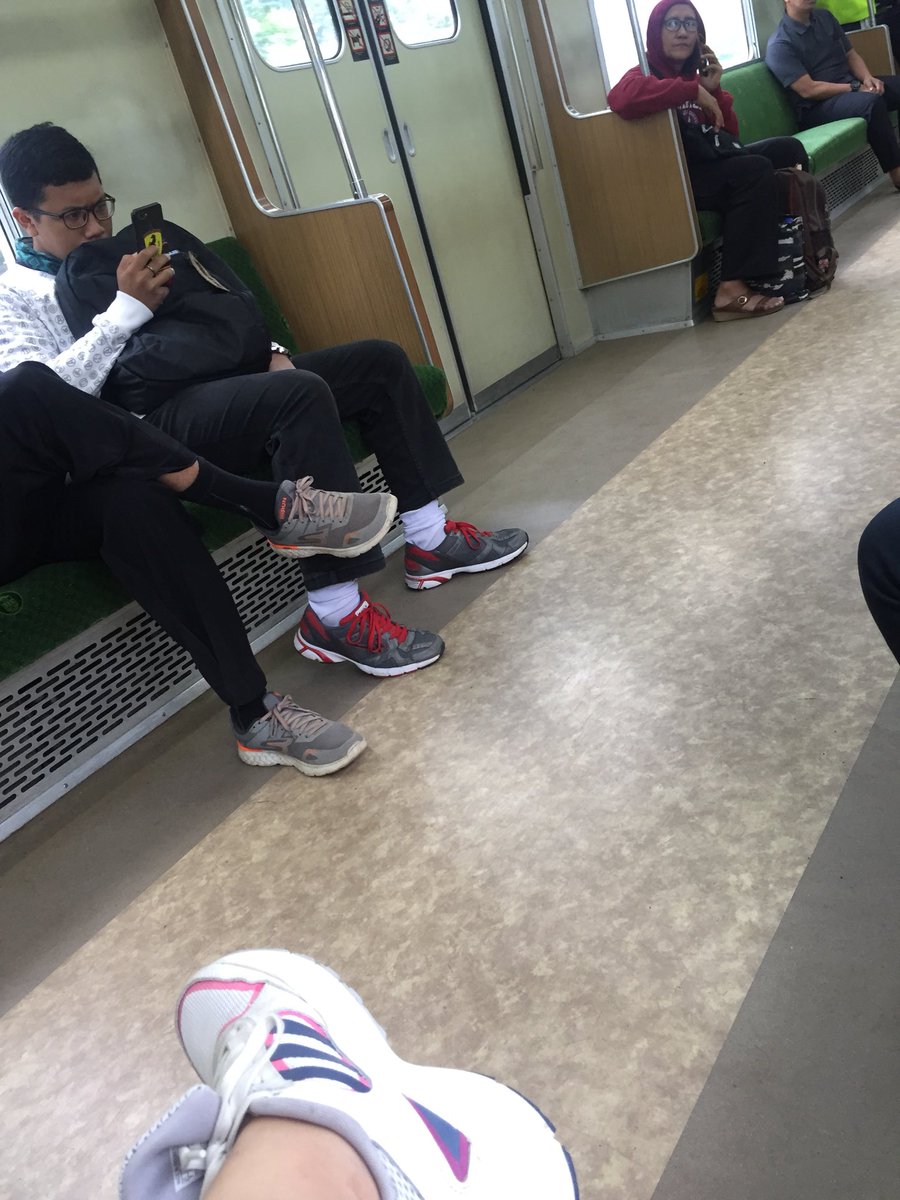 cucancancan's tweet photo. Alhamdulillah commuterline Tgr-Duri sudah beroperasi walaupun rel nya gantian @CommuterLine #Commuterline #Krl #TgrDuri #Poris @AnkerTwiter https://t.co/SsxW0L0FuP