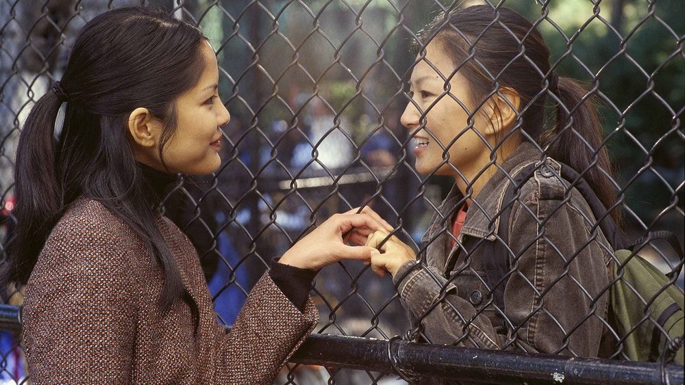 bruna on Twitter: "Livrando a Cara (Saving Face, 2004) de Alice Wu. comédia romântica f/f: Wil Pang (Michelle Krusiec) é uma jovem cirurgiã com uma promissora carreira e um imenso problema. Solteira,
