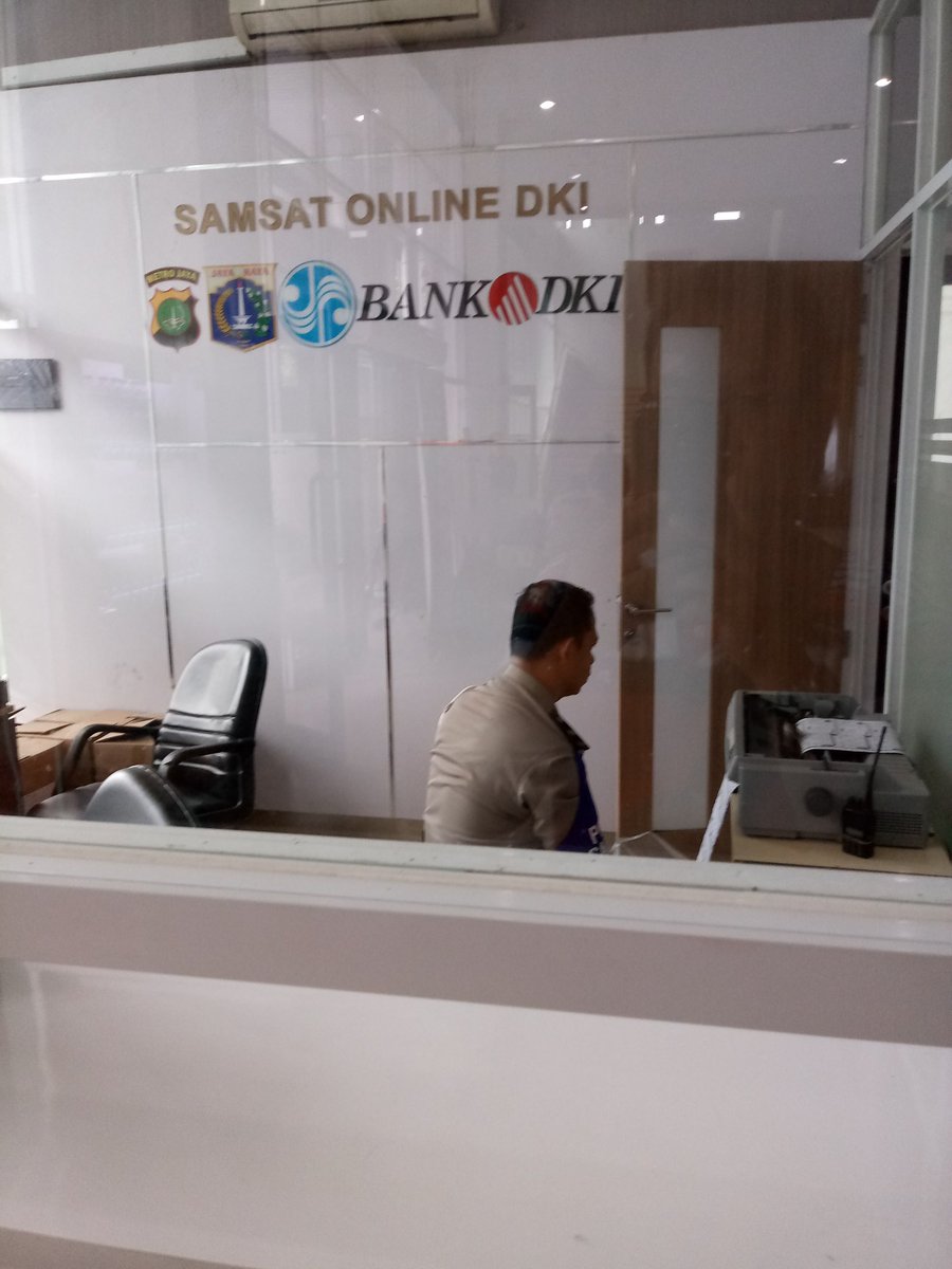 NpcYanto's tweet photo. @bank_dki samsat online bekasi.
Kasih jempol ke atas buat Pak Polisi ini. Yang siap sebelum jam 8 pagi sudah melayani kami warga jakarta.
Kasih jempol kebawah buat kasirnya Pak @aniesbaswedan https://t.co/6cWmaQoikc