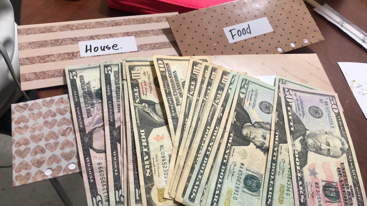Jovasquez111's tweet image. Stuffing my envelope for the week #Budgeting #EnvelopeSystem #DaveRamsey