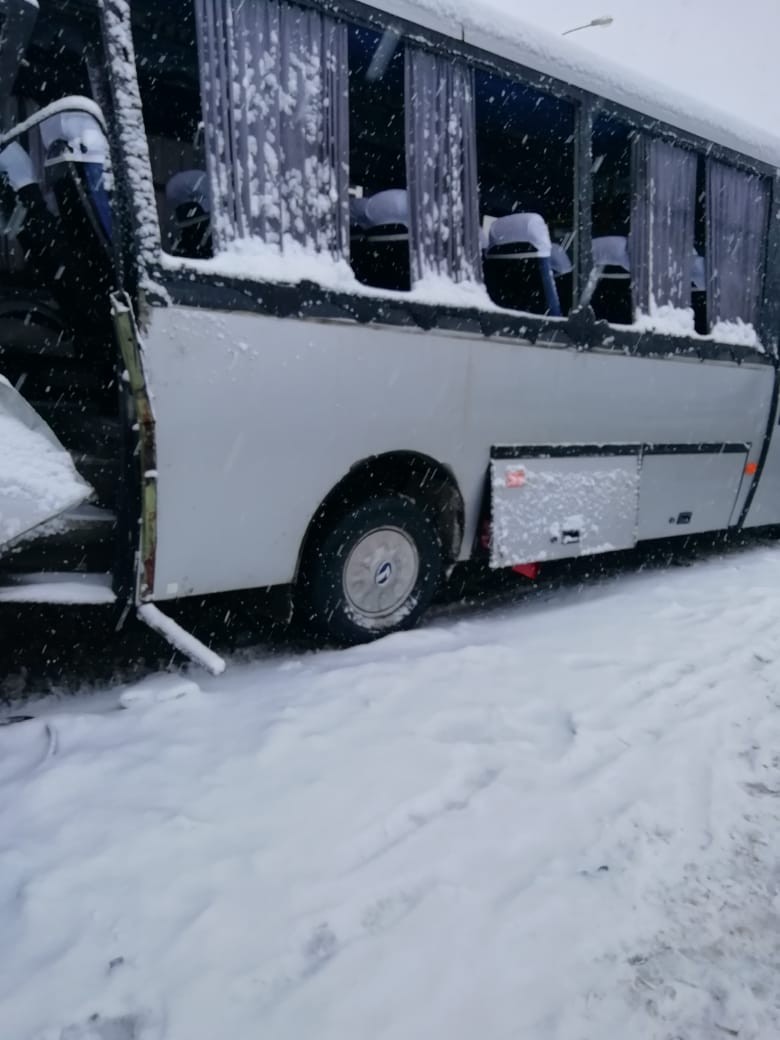 В массовом ДТП в Тульской области пострадали четыре человека .Авария с участием четырех авто произошла в Веневском районе Тульской области
tula.kp.ru/daily/27077.5/…