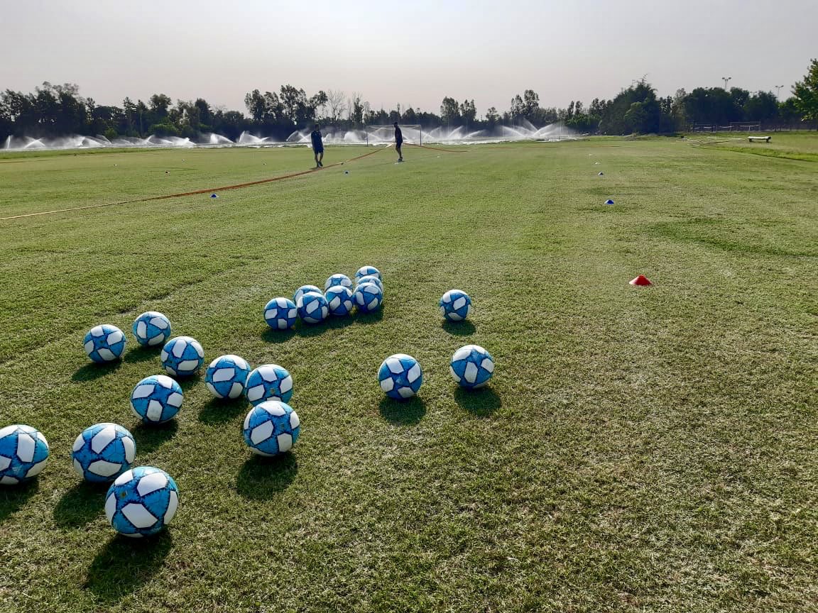 RealPilar_FC's tweet photo. #PretemporadaRP2020 ⚪️⚫️⚪️
En media hora arranca el 1️⃣ amistoso del año Vs. @CSyDFlandria ⚽️
Se recuerda que es a puertas cerradas 🔒por seguridad
¡Dibuje, Rey! 🎩
#EsReal #RealPilar #Monarca #PrimeraC #Amistoso #Pilae #Pilar https://t.co/EoebmWOR9M