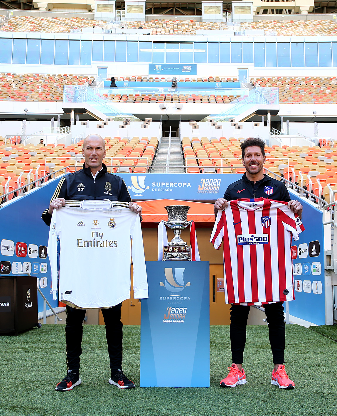 Zidane y Simeone posan junto a la Supercopa de España.