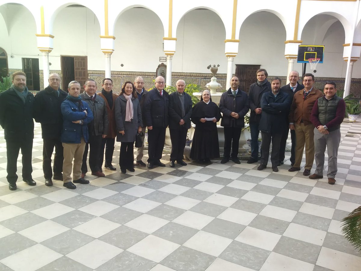 Estudiantes_Sev's tweet photo. Por tercer año consecutivo, las hermandes del #MartesSanto hemos hecho entrega de un donativo a un convento sevillano. En esta ocasión, la ayuda de la acción social conjunta ha ido destinada al Convento de San Leandro. https://t.co/ZlC3JtvowF