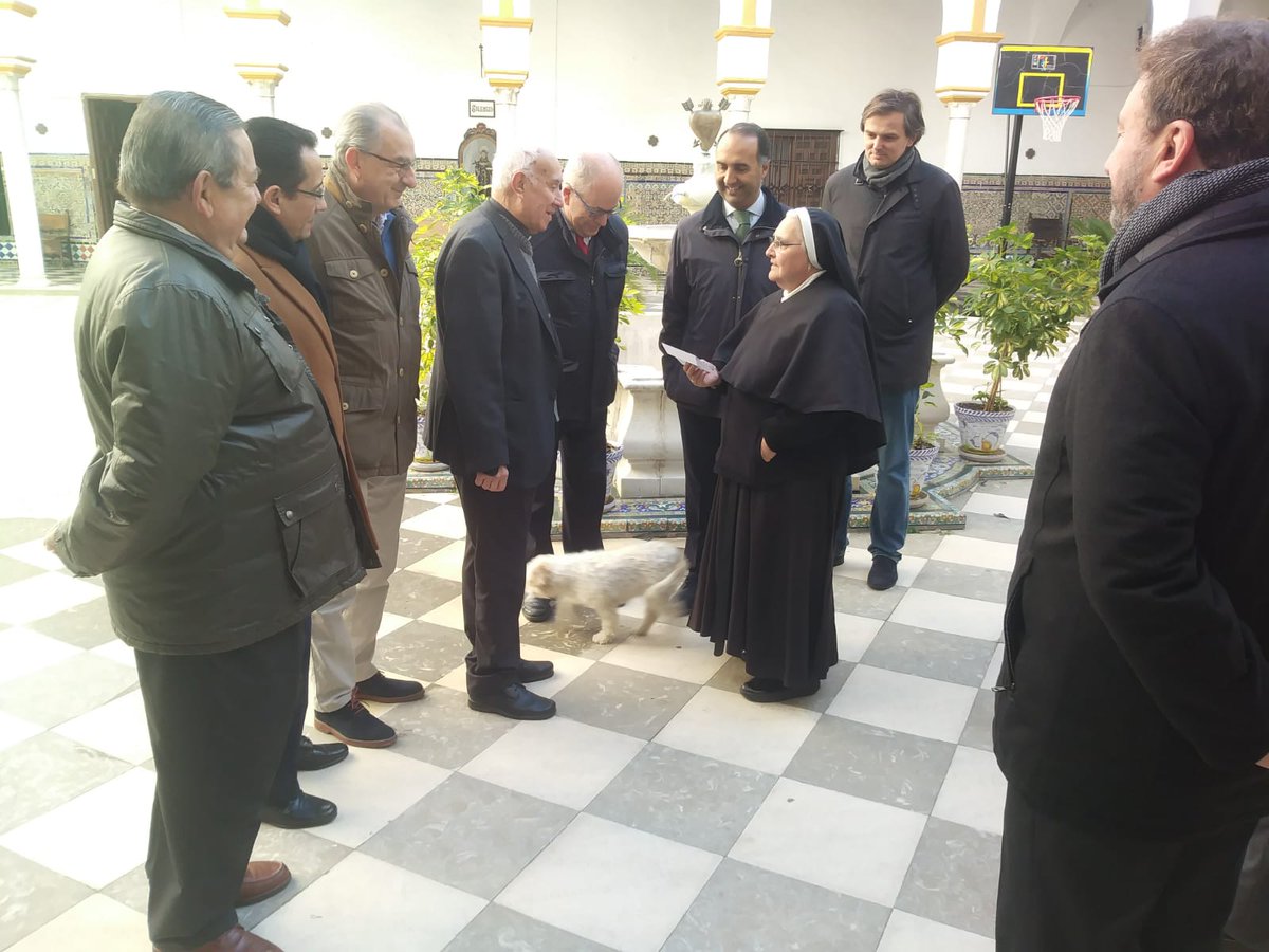 Estudiantes_Sev's tweet photo. Por tercer año consecutivo, las hermandes del #MartesSanto hemos hecho entrega de un donativo a un convento sevillano. En esta ocasión, la ayuda de la acción social conjunta ha ido destinada al Convento de San Leandro. https://t.co/ZlC3JtvowF