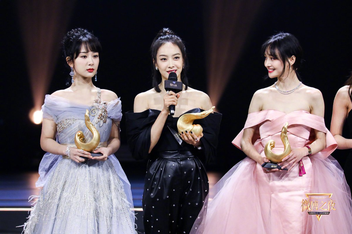 หยางจื่อ วิคตอเรียซ่ง เจิ้งส่วง ตี๋ลี่เร่อปา หวังจวิ้นข่าย หลิวฮ่าวหราน ได้รับรางวัล นักแสดงยอดนิยมแห่งปีของWeibo

ยินดีด้วยนะกับทุกนักแสดง ✨🎉🎊
#WeiboAwardsCeremony2019