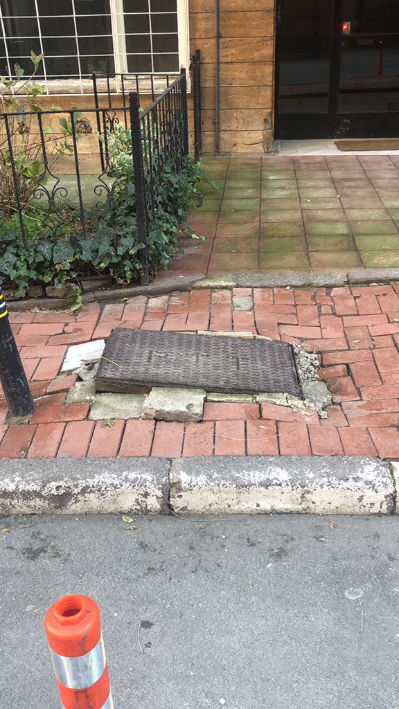 Sevgili <a href="/sislibelediyesi/">Şişli Belediyesi</a> amerikan hast. otopark kapısı karşı kaldırımda böyle bir durum var. Biri takılıp düşmeden, daha fazla çökmeden bi el atsanız 🙏🏾 sevgiler