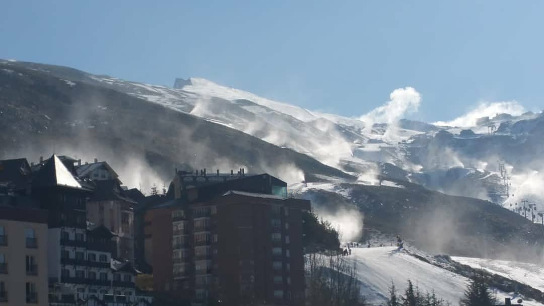 MonitorTecno's tweet photo. 💙⛷️Este sábado, #SierraNevada genera nieve al máximo para una jornada de #esquí inolvidable. ¡A disfrutar!
#MonitorTecno #Borreguiles #Granada https://t.co/KWHa4LBF8l