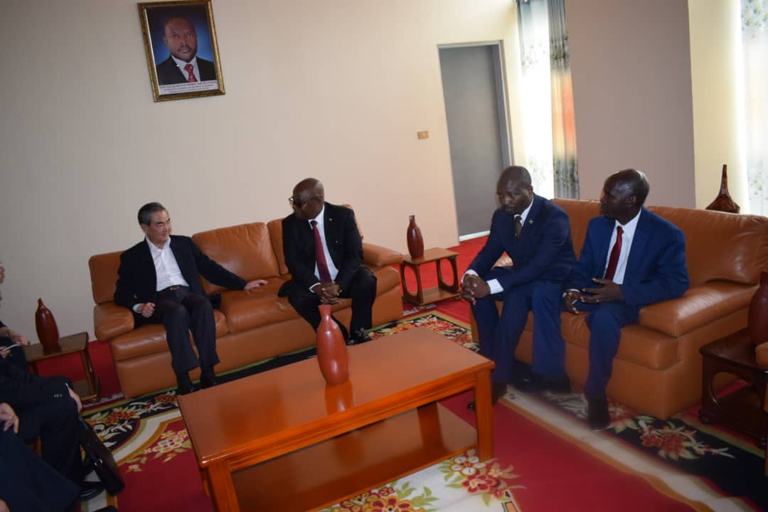 MAEBurundi's tweet photo. Le Ministre des Affaires Etrangères du #Burundi S.E @EzechielNib a accueilli dans l’avant-midi de ce 11 janvier 2020 une délégation conduite par le Conseiller d’Etat et Ministre des Affaires Etrangères de la #Chine S.E.M WANG Yi,à l’Aéroport International Melchior NDADAYE. https://t.co/c2UveoWSEe