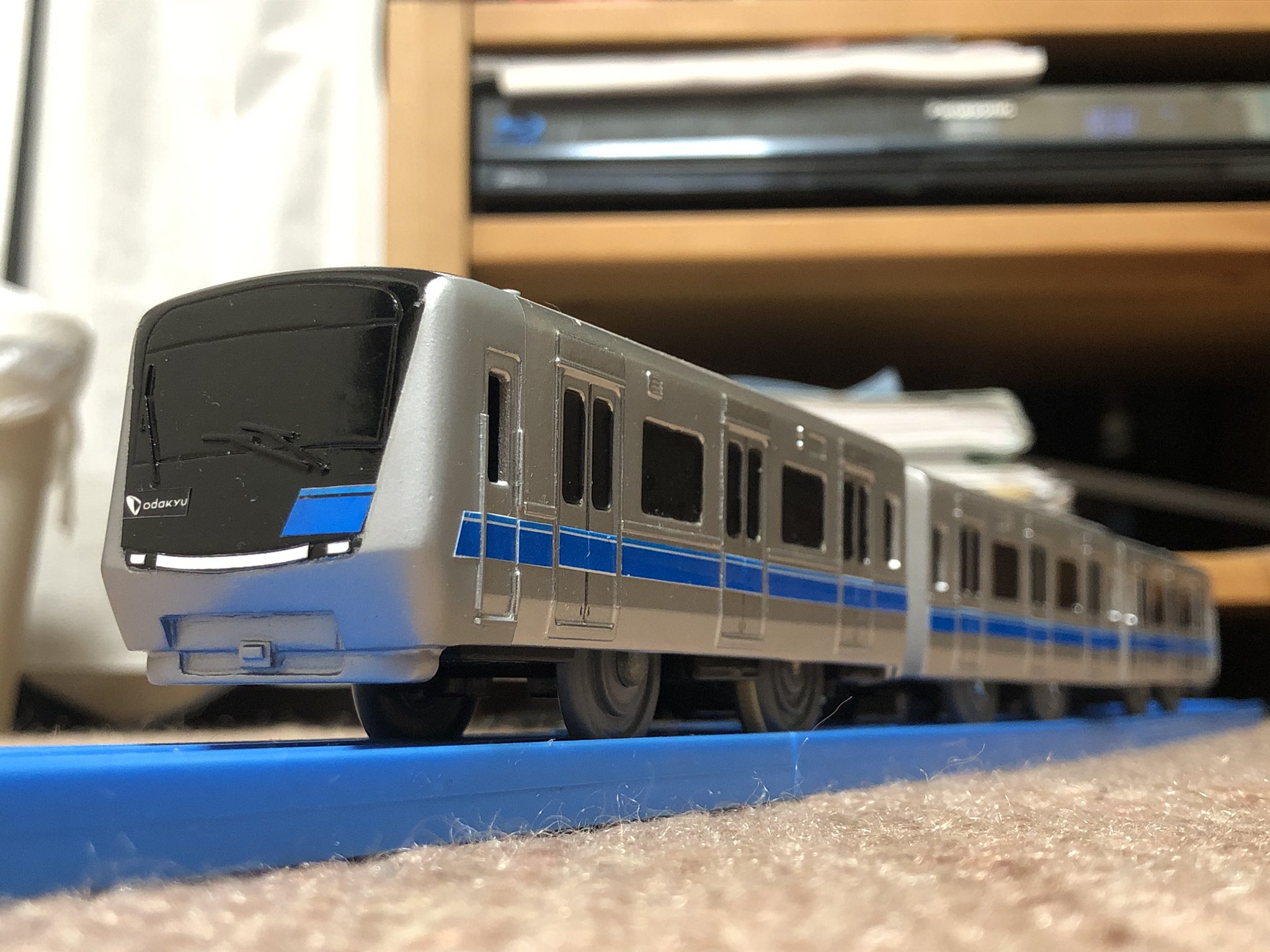 銀嶺 新作の改造プラレール 小田急電鉄新5000形です 京王9000系を種車に側面を左右1ミリずう拡幅や裾絞りを加え 自作の前面を貼り付けました 銀嶺 新作の改造プラレール 小田急電鉄新5000形です 京王9000系を種車に側面を左右1ミリずう拡幅や裾絞りを加え 自作の前面を貼り付けました