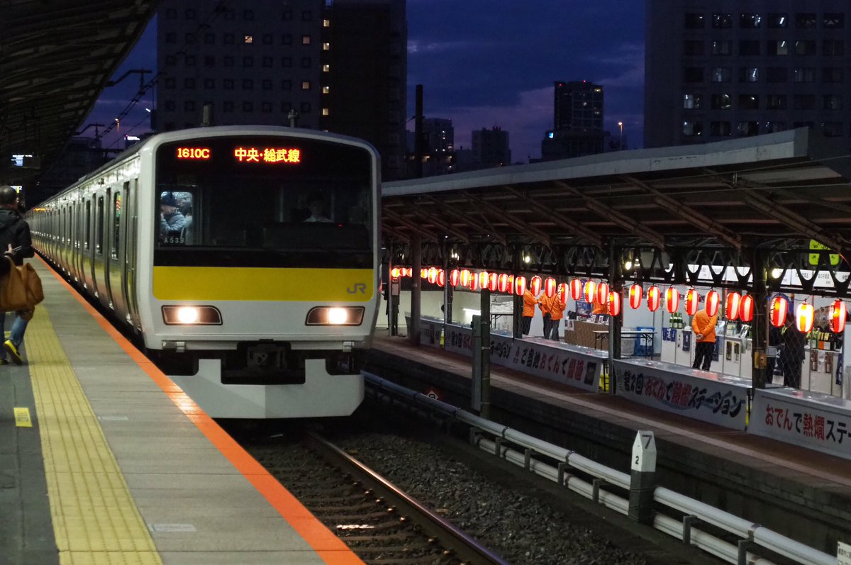 昨日は同人仲間と両国駅おでんステーションとかいう通勤電車の行き交う真横でおでん食いながら日本酒熱燗を50分で10杯飲めとかいう狂気の宴に行ってきたのですが、あまりにもええじゃないか的雰囲気と非日常感が最高だったので推しイベントです 