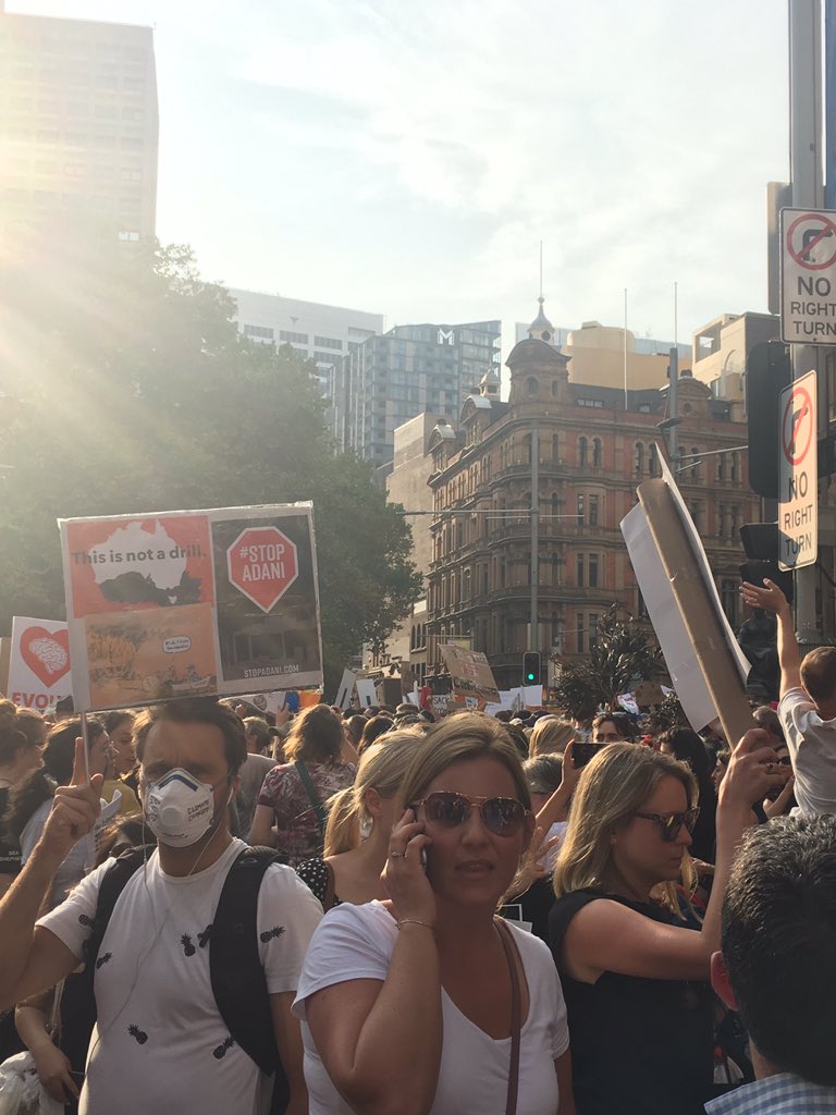 ViajarPasiones's tweet photo. Ayer estuvimos en el #Climatechangerally en Sydney, una concentración para protestar contra la manera en que el gobierno australiano ha gestionado los #IncendiosAustralia
Ojalá no se quede en nada y, sobre todo, que pronto acabe esta pesadilla 💔 https://t.co/xP8eGfQqnm