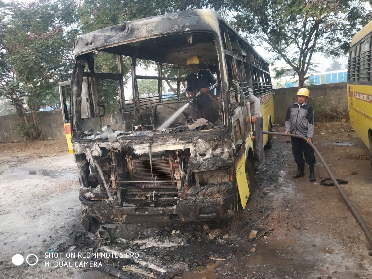 SakalMediaNews's tweet photo. पिंपरी : स्कूल बसला आग लागल्याची घटना रावेत येथे शनिवारी (ता 11) सकाळी 7 च्या सुमारास घडली. अग्निशामक दलाचे जवान घटनास्थळी दाखल झाले आणि त्यांनी आगीवर नियंत्रण मिळविले. या घटनेत बसचे मोठ्या प्रमाणात नुकसान झाले @PuneCityPolice @PCcityPolice #Pimpri #sakal #SchoolBus #FireBrigde https://t.co/XjQ50OhUFn