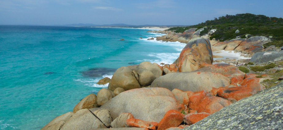 Some of the most stunning beaches and bays of the east coast are found in the Bay of Fires Conservation area—and you can reach all of them by car, just a few minutes’ drive from the highway.
#freycinetpeninsula #Bicheno #eastcoasttasmania #greateasterndrive #Freycinet #tassiewine