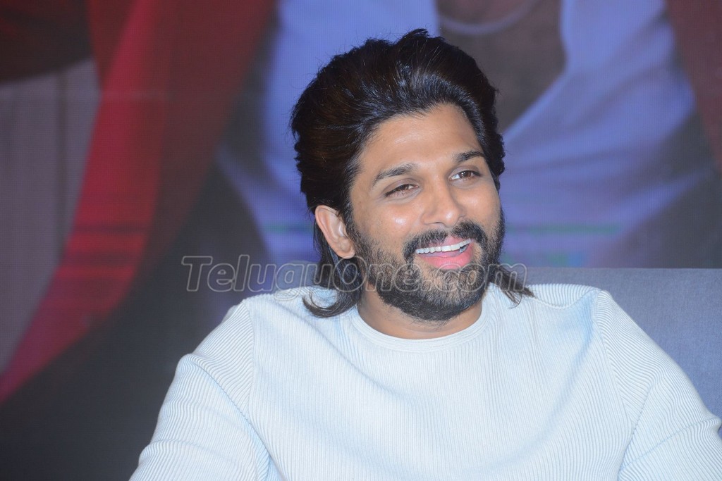 Theteluguone's tweet photo. #AlluArjun looks uber cool while promoting his upcoming film #AlaVaikunthapurramuloo!!
Full Gallery 👉 https://t.co/a0MZmennGA
@alluarjun #Trivikram @hegdepooja @MusicThaman
#AVPLonJan12th #TeluguOne
For more latest updates, visit ►https://t.co/lIO7iWB93O https://t.co/VktuAuilB3