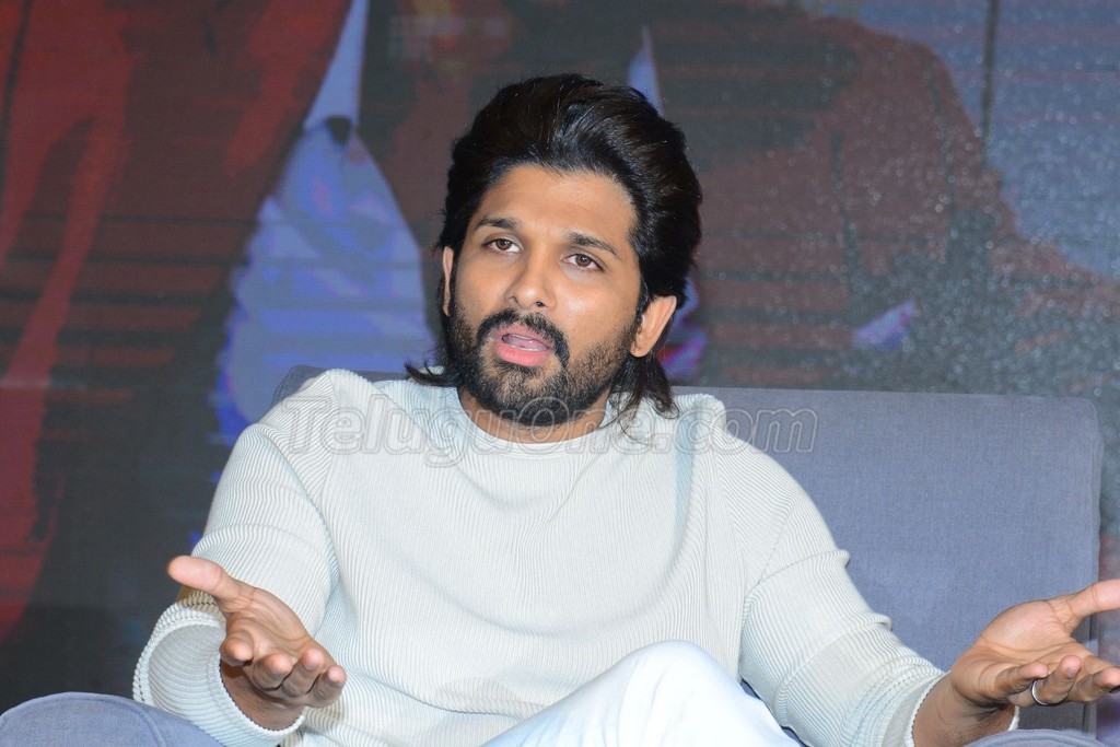 Theteluguone's tweet photo. #AlluArjun looks uber cool while promoting his upcoming film #AlaVaikunthapurramuloo!!
Full Gallery 👉 https://t.co/a0MZmennGA
@alluarjun #Trivikram @hegdepooja @MusicThaman
#AVPLonJan12th #TeluguOne
For more latest updates, visit ►https://t.co/lIO7iWB93O https://t.co/VktuAuilB3