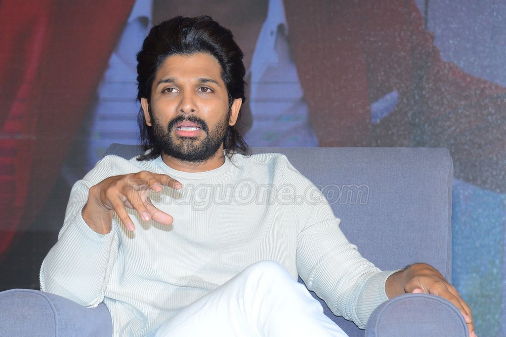 Theteluguone's tweet photo. #AlluArjun looks uber cool while promoting his upcoming film #AlaVaikunthapurramuloo!!
Full Gallery 👉 https://t.co/a0MZmennGA
@alluarjun #Trivikram @hegdepooja @MusicThaman
#AVPLonJan12th #TeluguOne
For more latest updates, visit ►https://t.co/lIO7iWB93O https://t.co/VktuAuilB3