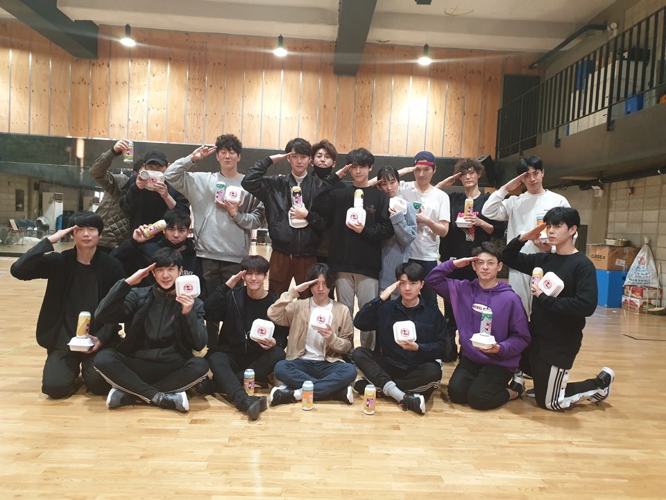 "지"일주배우님의 팬분께서 고생하시는 배우님들과 스텝분들께 맛있는 간식을 보내주셨습니다! 
"일"주일의 마지막 연습날인 오늘, 조금 더 힘내서 잘 마무리하겠습니다!
"주"신 간식 맛있게 잘 먹었습니다! 
"짱"짱 맛있어요!!
#은밀하게위대하게 #지일주