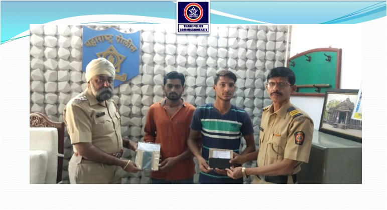 ThaneCityPolice's tweet photo. शिवाजीनगर पोलीस स्टेशन मधील चोरीच्या गुन्ह्यातील आरोपीस शिताफिने अटक करून त्याचेकडून एकूण रु. ३०,०००/- किंमतीचे २ मोबाईल हस्तगत करुन फिर्यादीस परत करण्यात आले. #GoodDetection #ReturnOfProperty https://t.co/6y1PYK43DC