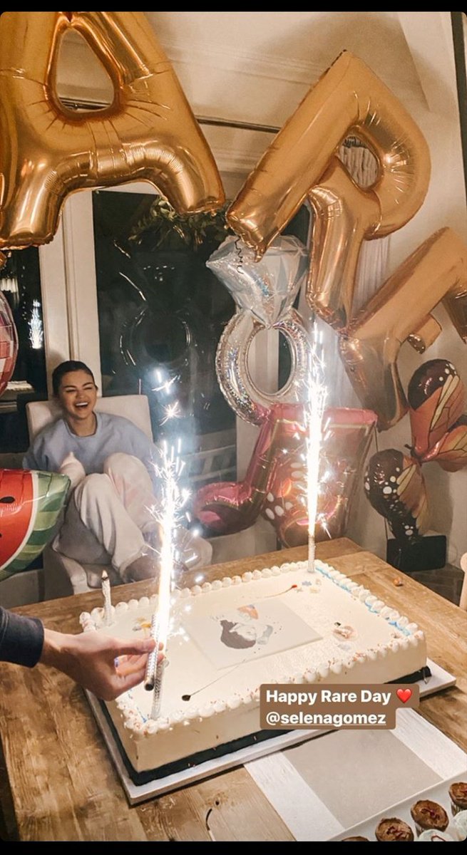worldgomeezz's tweet image. Feliz #RAREday 😍❤️
@selenagomez