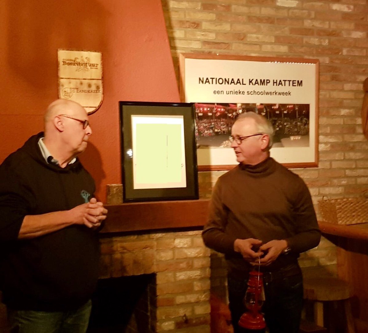 nationaalkamp's tweet photo. Gisteravond heeft @JWWiggers na 11 jaar burgemeester van Hattem te zijn officieel afscheid genomen van Stichting Bosavontuur Hattem en Stichting Zandkreek. Hij ontving daarbij traditioneel DE rode lamp. Bedankt! #nationaalkamp #hattem https://t.co/alT0tTbVU4