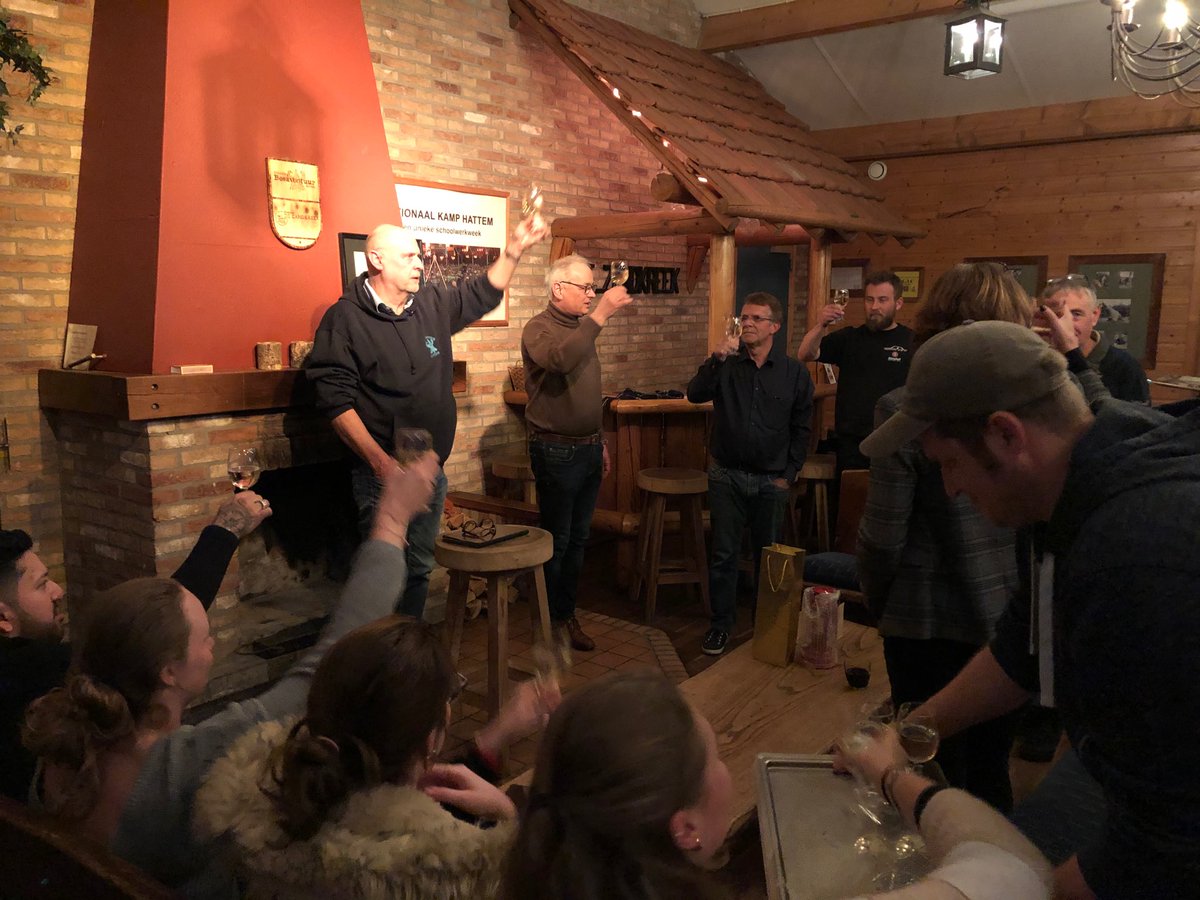 nationaalkamp's tweet photo. Gisteravond heeft @JWWiggers na 11 jaar burgemeester van Hattem te zijn officieel afscheid genomen van Stichting Bosavontuur Hattem en Stichting Zandkreek. Hij ontving daarbij traditioneel DE rode lamp. Bedankt! #nationaalkamp #hattem https://t.co/alT0tTbVU4