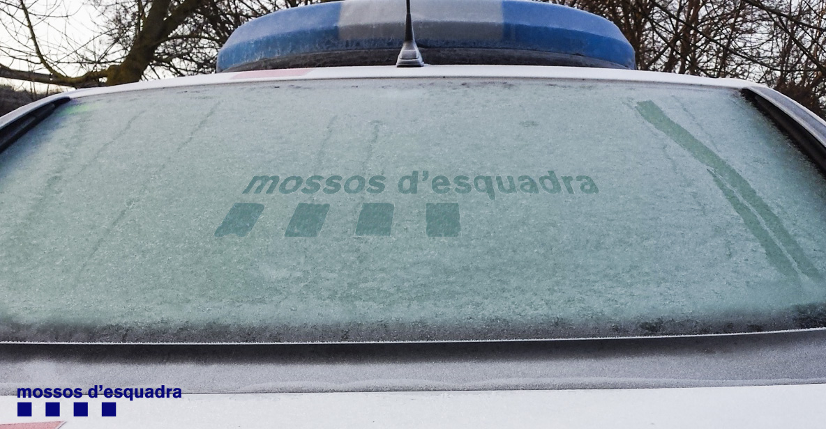 mossos's tweet photo. Res tan molest 😡 com arribar al cotxe al matí i trobar-te els vidres congelats ❄️. VIGILA 👀no facis servir ⚠️aigua bullent ni sal⚠️UTILITZA una rasqueta de plàstic i alcohol o líquid anticongelant 👌 https://t.co/TJp9A7ElM0