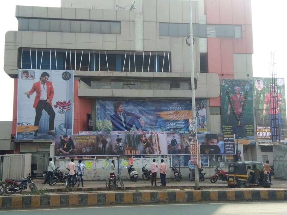 AlluArjunFanss's tweet photo. #solapur #AlaVaikunthapurramuloo #AVAIL4BOOKING #AvplBookings #AVPLPremieresTomorrow #AVPLonJan12th #AVPL #Fans houseful
4shows sold out @blockbuster day @MusicThaman @haarikahassine @alluarjun https://t.co/Vax5Rh3qO1