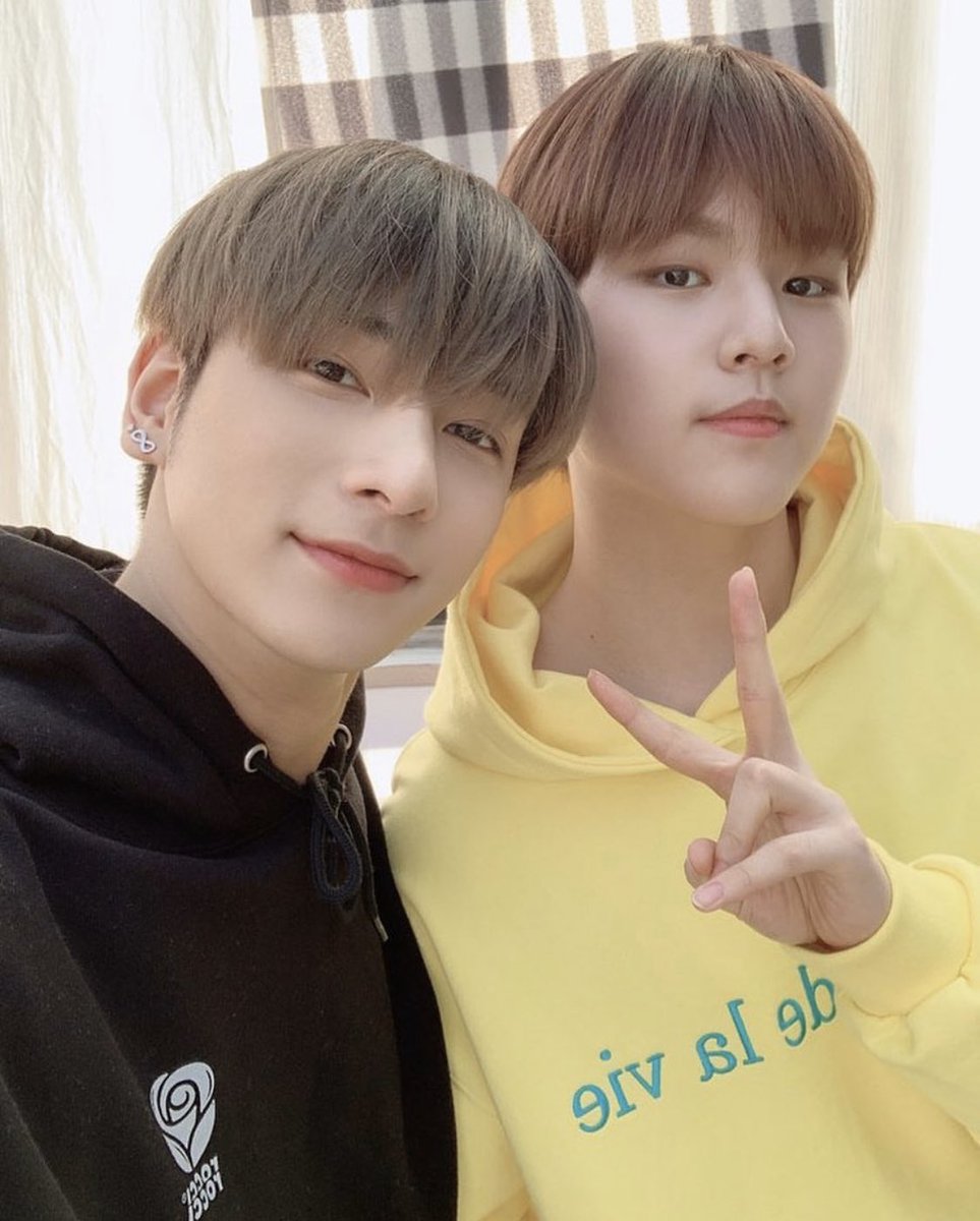 meX1it's tweet photo. เสื้อที่ใส่ใน V LIVE วันนี้

#LEEHANGYUL 
Item: Rose reflective Hoodie Sweatshirts [BLACK]
Brand: 로씨로씨 (Rocci Rocci) 
Price: 69,000 KRW

#WeFightForX1 
#새롭게_비상할_엑스원
#X1_New_Flight
#X1 #POCKETDOLZ https://t.co/boGuwfYFTf