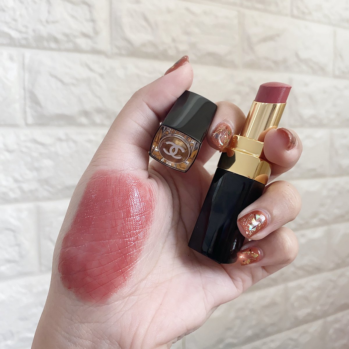 littlefahsai's tweet photo. อีกรุ่นที่สอยมาก็คือนี่เลยยย chanel rouge coco flash no.90 เป็นสีชมพูธรรมชาติโคตรรรรร และเนื้อก็ดีมากก ชุ่มขื้นแต่ติดไม่ทน งงอะ ช่วงนี้อินกับลิปสีแบบนี้เยอะมาก ไม่รู้ทำไม 🧁😆 https://t.co/F6UtlMBSPI