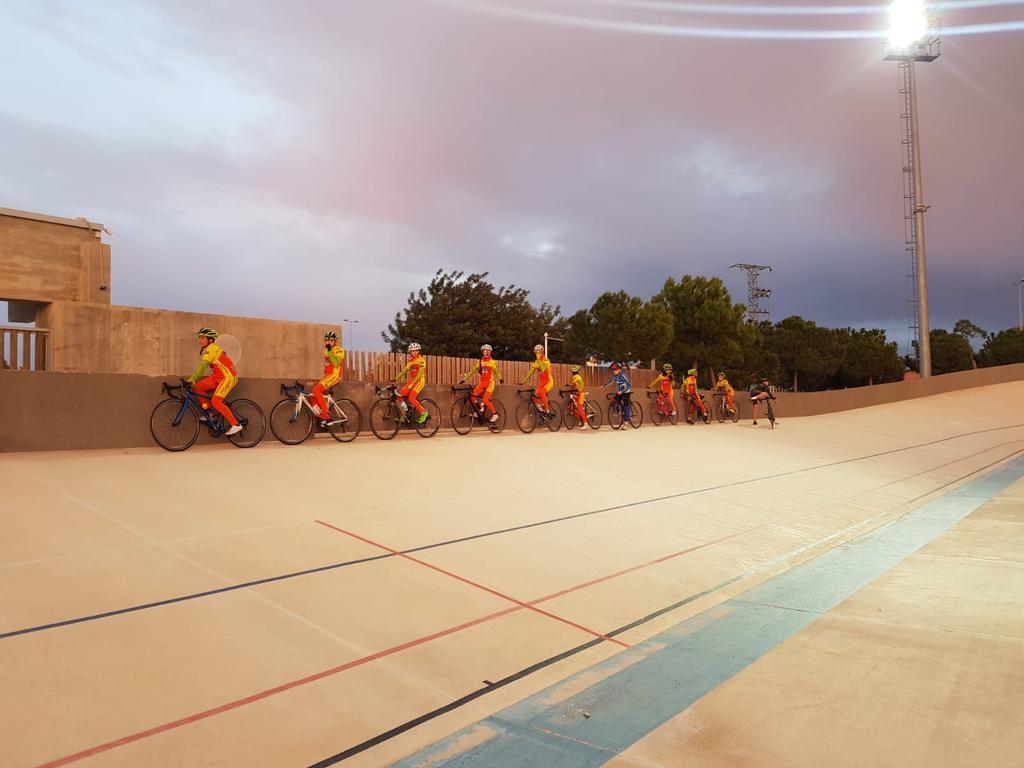 antoniocartero1's tweet photo. Ayer comenzo el año 2020 la escuela de ciclismo del club ciclista San Vicente.
Hasta el mes de Marzo estos entrenamientos seran de puertas aviertas para todos lo chicos que quieran pasar por el Velodromo todos los Viernes a las 17h.
Solo hace falta una bici y el casco. https://t.co/v8ju7fUkv9