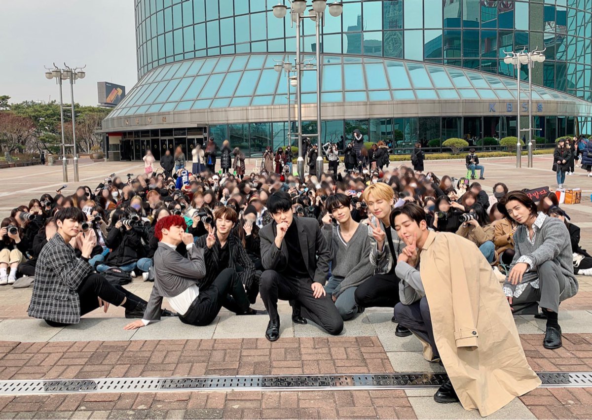 julinseong's tweet photo. Loookkkk we grow so much FANTASYs!!! This is Mini Fanmeeting or Mini Concert?!

@SF9official #SF9_GOOD_GUY
#에스에프나인_굿가이 #SF9

From this                      To this https://t.co/DkD4rqG8te