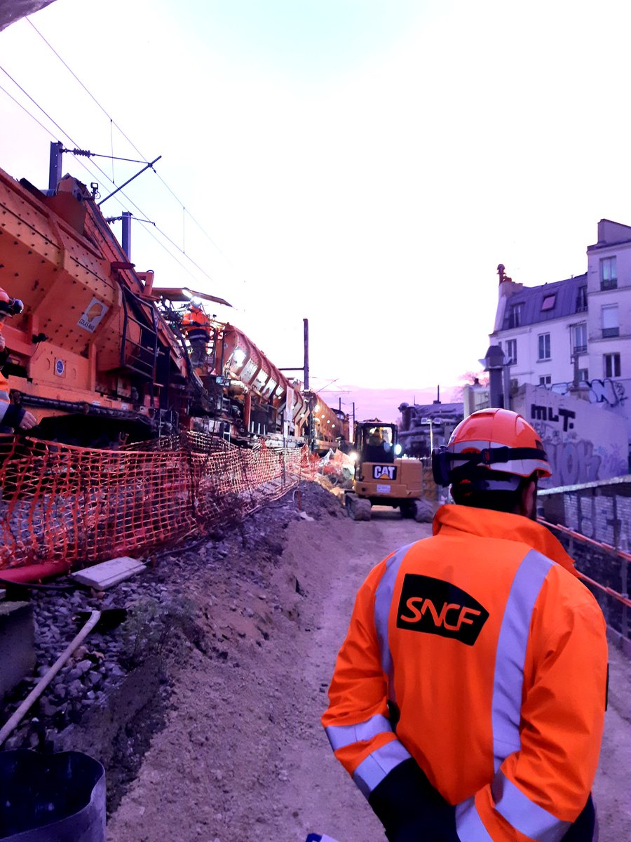 Levé de soleil sur le chantier #Eole du futur Terminus Technique Eole à la Villette. Un week-end de chantier encore pour les équipes <a href="/itif_travaux/">1Afer2rail</a> 👊 On repart pour une nouvelle année de travaux. #LeReseauAvanceIDF