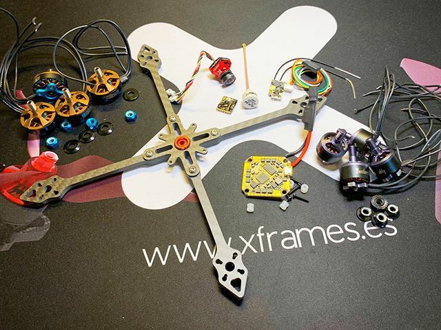 MijabaFPV's tweet photo. Do you know what I mean? 🤔 ¿Me ayudáis? ¿Qué motores probamos primero? 🚀

#cameracopter #camcopter #ak #akframes #drone #drones #dedrones #ddc #dronesdecarreras #multirotor #multicopter #fpv #fpvrace #fpvracing #purple #cool #awesome #gopro #fpvfrees… https://t.co/83qhAav1Jd https://t.co/jYfWmB8Mwm