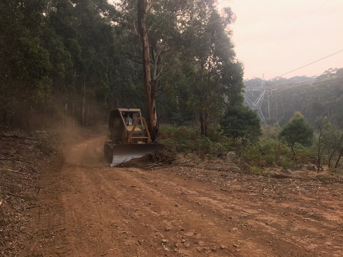 ACT_ESA's tweet image. Today machinery strengthened boundaries around vital assets. Photos: plant machinery enhancing containment lines. Map: blues line is an access trail to fire, black crosses are implemented containment lines, black dotted line is the ACT border.