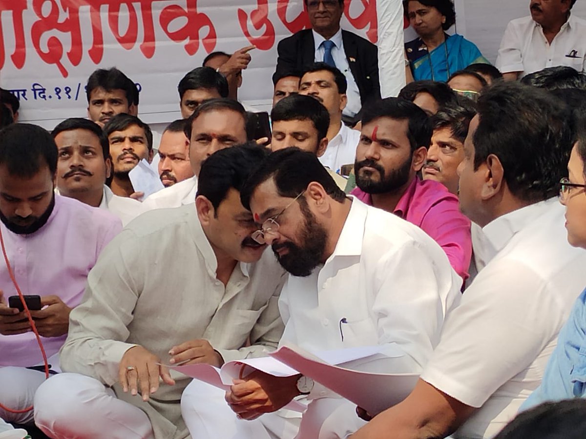 SakalMediaNews's tweet photo. सारथी बचाव : कॅबिनेट मंत्री एकनाथ शिंदे यांनी खासदार छत्रपती संभाजी राजे यांची पुण्यात उपोषण स्थळी जाऊन घेतली भेट
#SaveSarathi @mieknathshinde @YuvrajSambhaji #Sarathi #Maratha #MarathaKrantiMorcha #Pune #Protest #Sakal #SakalNews https://t.co/sX6ZvTayyz