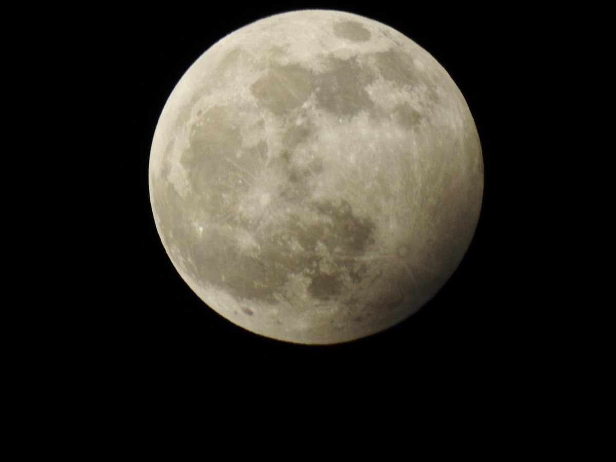 Gister een foto gemaakt van de #maan terwijl die volledig in de schaduw van de #aarde stond rond 20:10uur. Pretty nice.