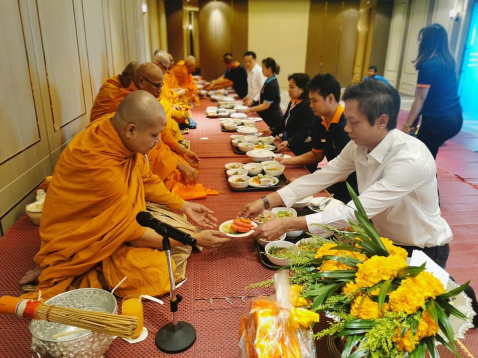 thegreenviewho1's tweet photo. คณะผู้บริหารและพนักงานโรงแรมเดอะกรีนวิว ร่วมงานทำบุญประจำปี 2563 เพื่อความเป็นสิริมงคล เมื่อวันศุกร์ที่ 10 มกราคม 2563 ที่ผ่านมา
#thegreenviewhotel #thailand #hotel #hospitality #samutprakan #bangsaothong #bandbo #bangphli https://t.co/0bNu1bBvkg