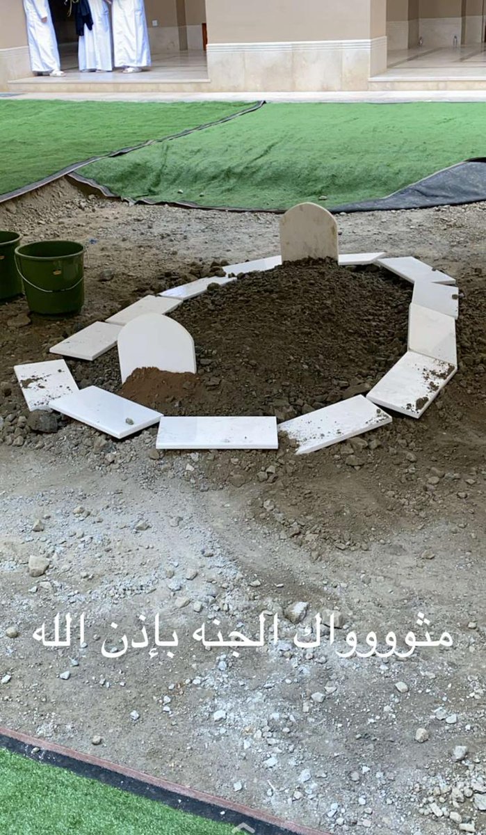 ali_manei's tweet photo. ضم هذا القبر رجلا حكم عمان خمسين عاما، بناها شبرا شبرا. رحل بهدوئه وسلامه. ووضع الثقة في رجال وطنه الذين هم أبناؤه وورثة مجده. https://t.co/OSkq4ZpXRm