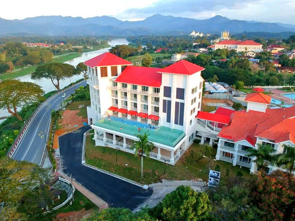 TwtKuale's tweet photo. Pandangan atas Lanai Casuarina Kuala Kangsar. Siap ada open pool ghope dkt Regalia Kolumpo lagi. Tapi yg tu view KLCC le. Yg ni view Sg Perak 😁 https://t.co/KvPB44u9VK