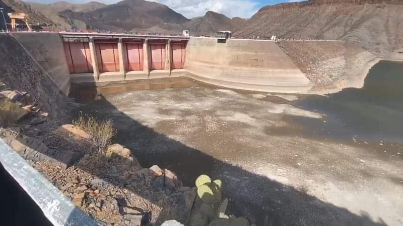 Una más de la 4T. Por primera vez en 50 años queda vacía la presa El Granero en Chihuahua, no fue por la falta de lluvia, sino por la ineptitud criminal de los funcionarios de CONAGUA. Enviaron agua para Tamaulipas y EEUU. Se afectó el ecosistema, miles de peces murieron.